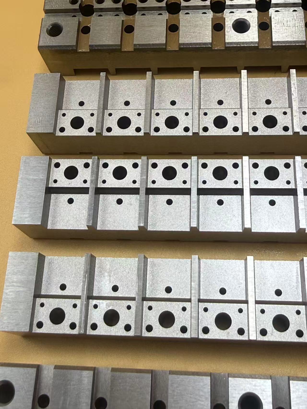 Hvad er fordelene ved præcisionstrådskæringsteknologien i bearbejdning?