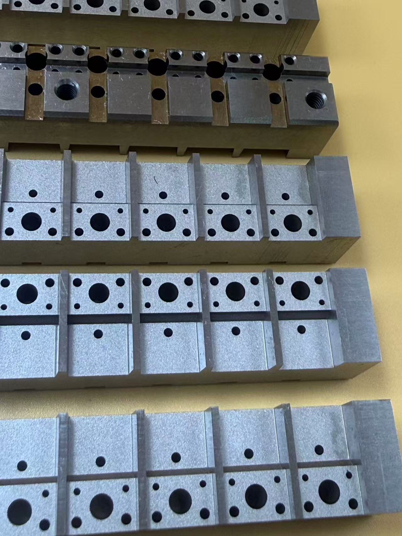 Hvad er anvendelserne af bearbejdningsteknologi med langsom ledning til elektrisk udladning i halvlederemballageforme?